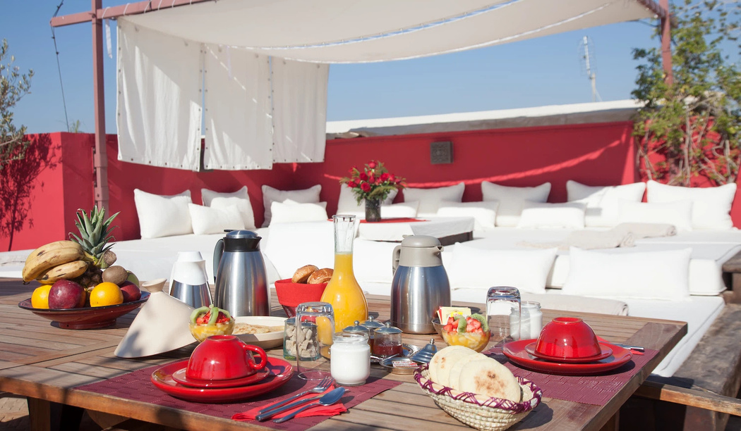 Brunch coloré servi sur la terrasse du riad
