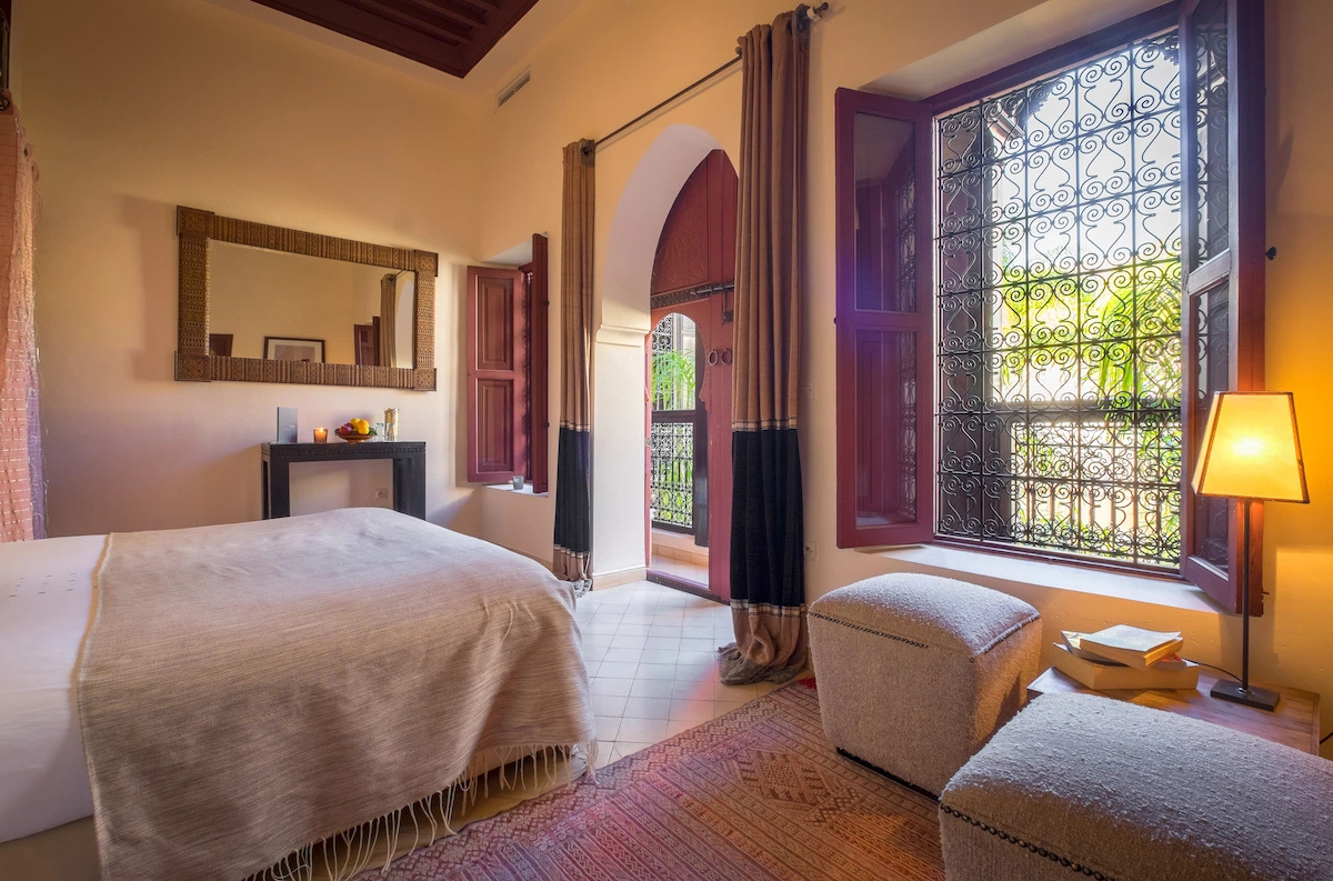 Chambre d'un riad de luxe à Marrakech, lumière chaleureuse