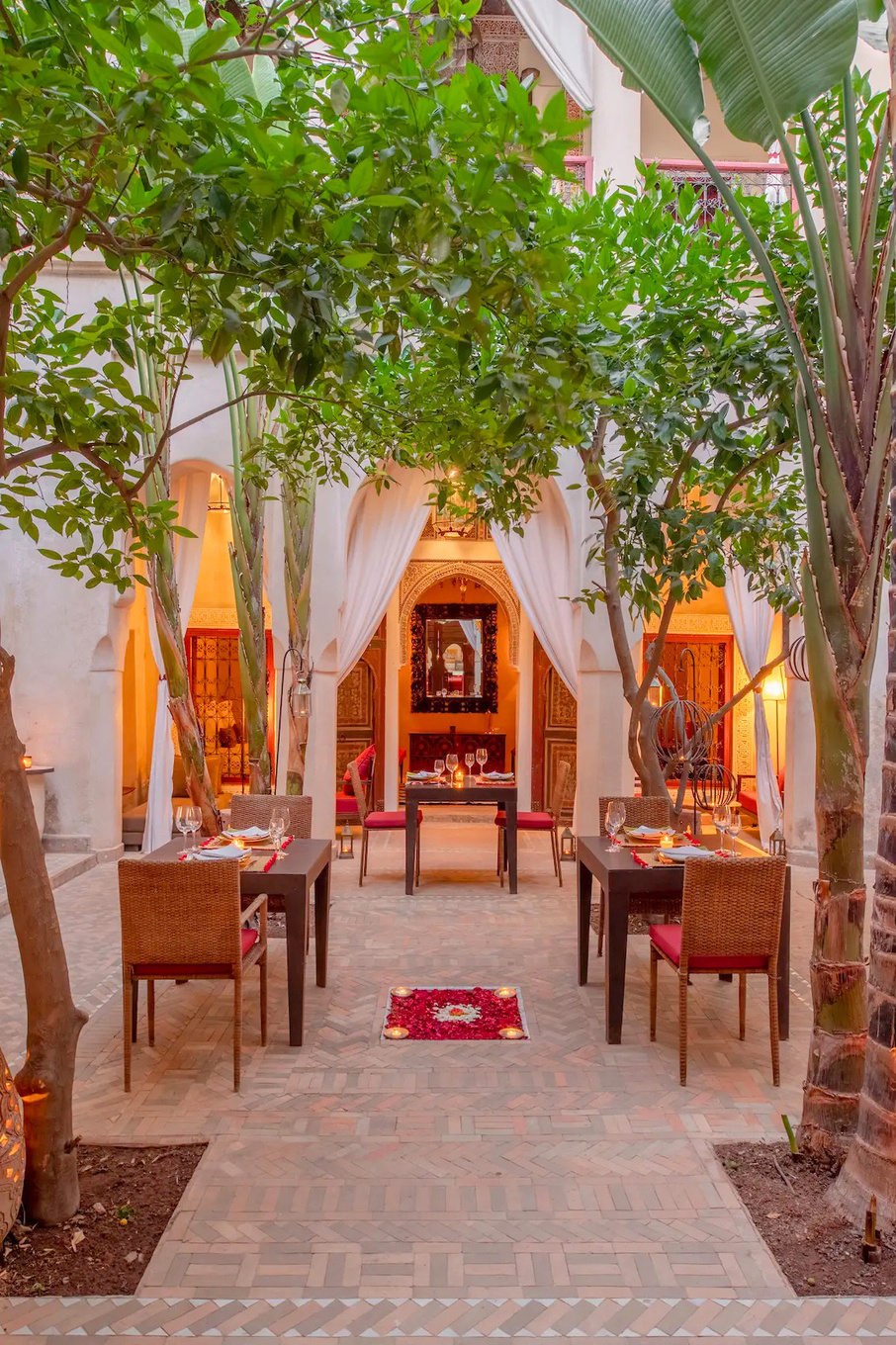 Dîner aux chandelles dans le patio du riad sous les arbres