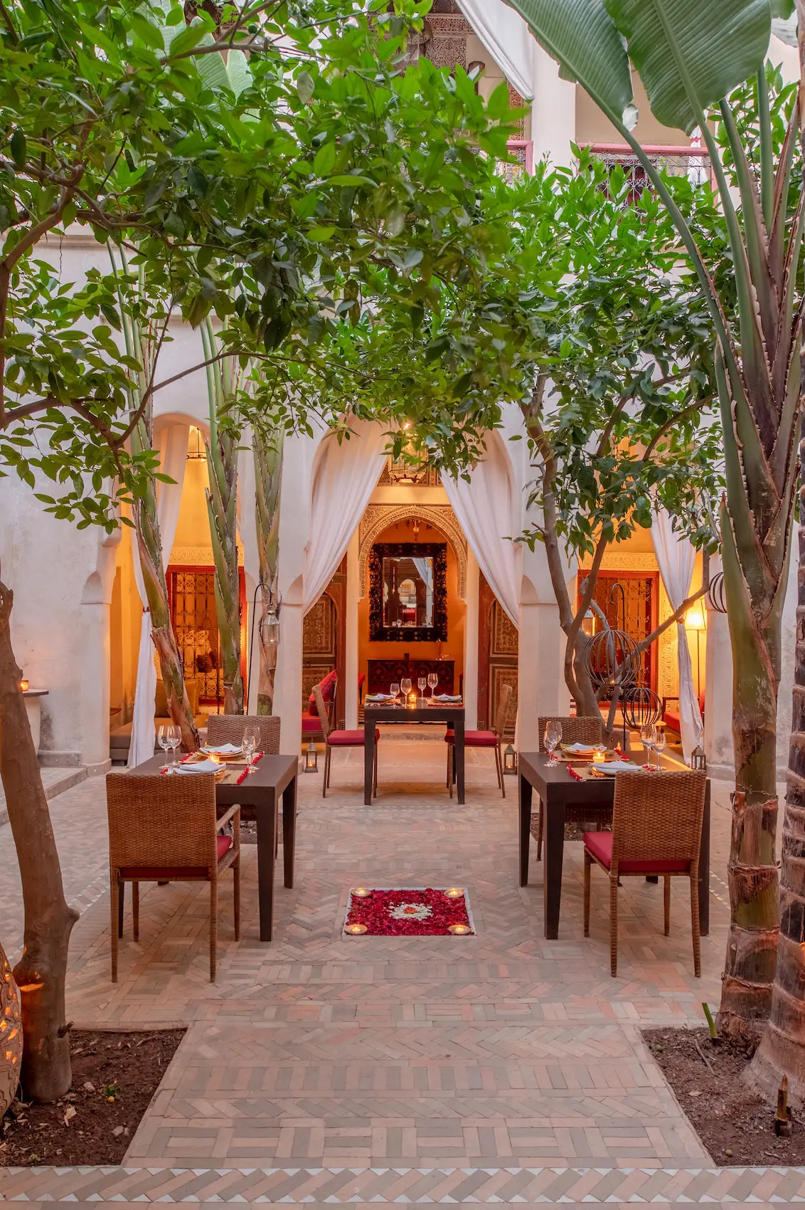 Dîner dans le patio verdoyant du riad au coucher du soleil