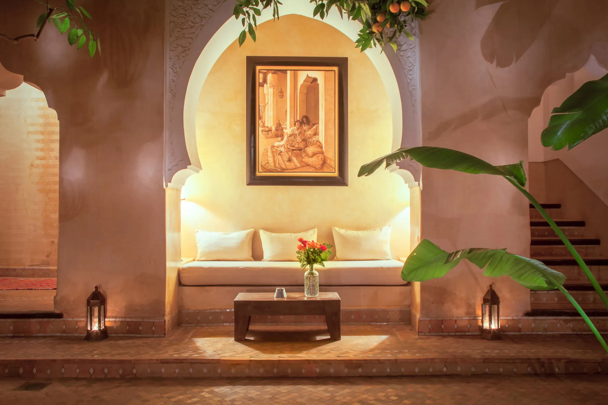 Salon oriental sous les arches du riad